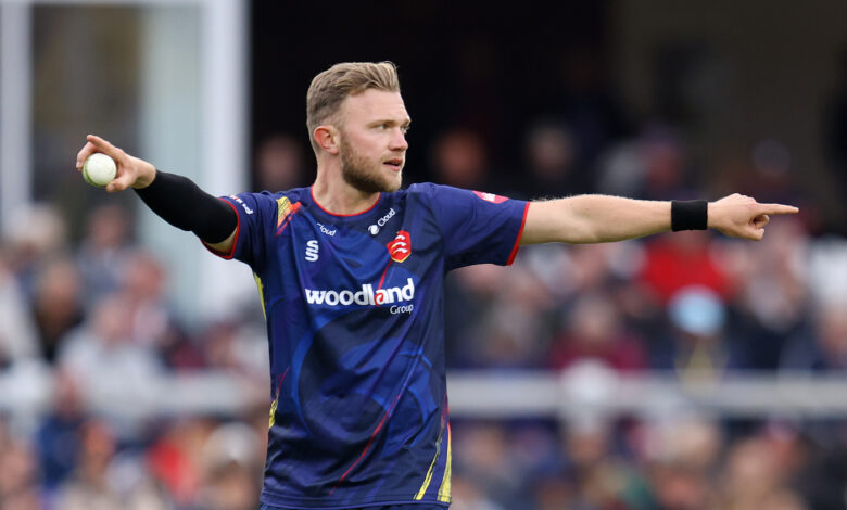 Harmer and Cook help Essex hand out Hove thrashing