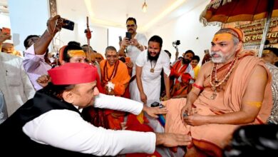 अखिलेश यादव ने शंकराचार्य अविमुक्तेश्वरानंद से लिया आशीर्वाद, 980 बार बातचीत के आरोपों पर BJP को घेरा