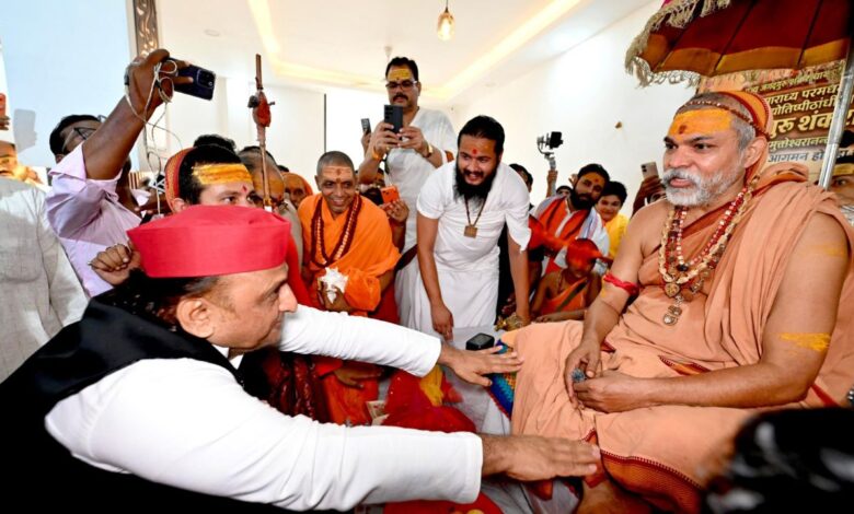 अखिलेश यादव ने शंकराचार्य अविमुक्तेश्वरानंद से लिया आशीर्वाद, 980 बार बातचीत के आरोपों पर BJP को घेरा
