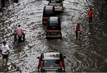महाराष्ट्र में बारिश का कहर: मुंबई-पुणे में भूस्खलन, कई लोग मलबे में फंसे, सड़क-रेल यातायात ठप