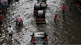 महाराष्ट्र में बारिश का कहर: मुंबई-पुणे में भूस्खलन, कई लोग मलबे में फंसे, सड़क-रेल यातायात ठप