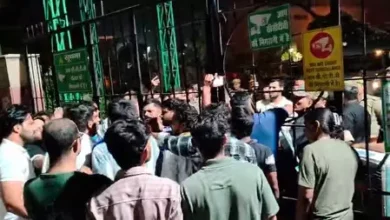 ग्रेटर नोएडा: जिम्स अस्पताल में आउटसोर्स कर्मचारियों के धरने पर बवाल, पुलिस पर मारपीट के आरोप, प्रशासन ने आरोपों को बताया निराधार