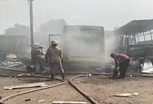 बड़ी खबर LIVE: तमिलनाडु के करूर में निजी बस बॉडी-बिल्डिंग कंपनी में भीषण आग, 3 बसें जलकर खाक