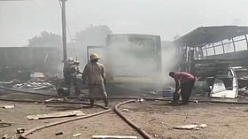 बड़ी खबर LIVE: तमिलनाडु के करूर में निजी बस बॉडी-बिल्डिंग कंपनी में भीषण आग, 3 बसें जलकर खाक